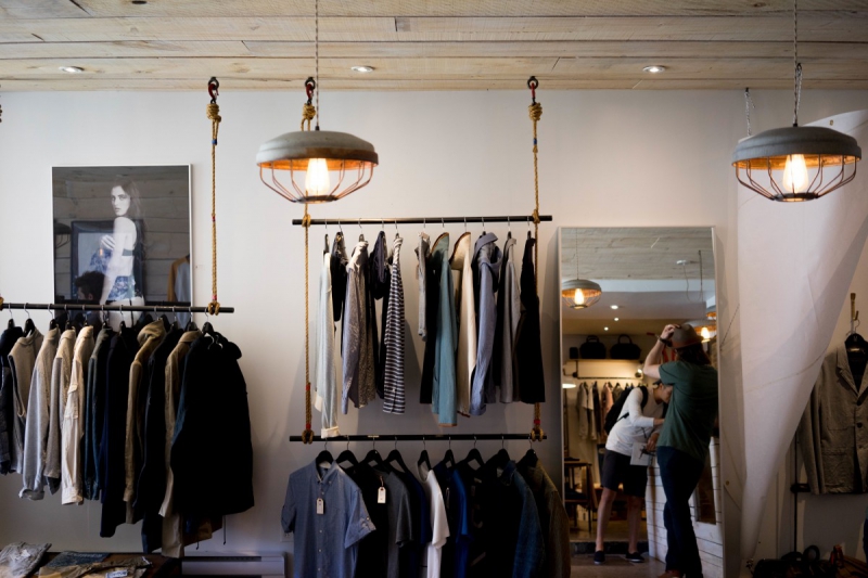 magasin-COLLONGUES-min_clothing_store_shop_boutique_men's_fashion_clothes_business_retail_shopping-1062572